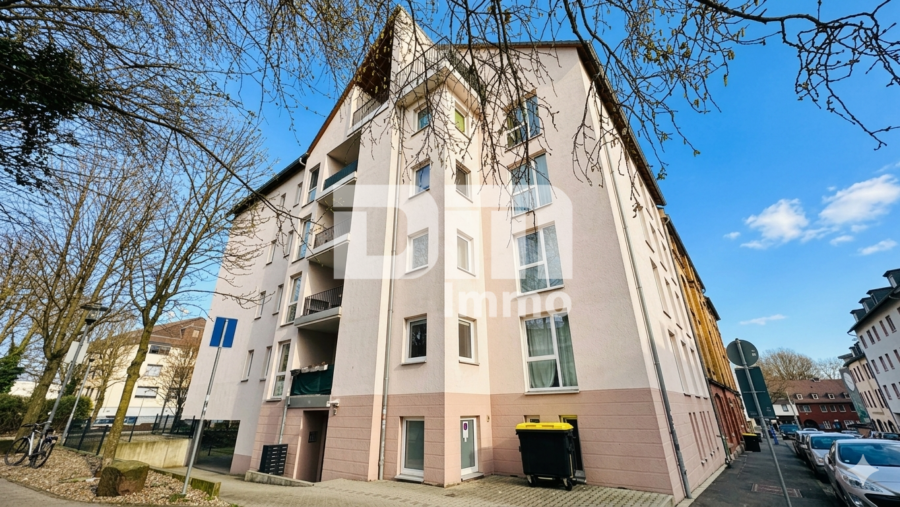 Moderne 4 Zimmer HP / EG Wohnung mit 2 Bädern und großer Terrasse direkt an der Uni - Frontansicht